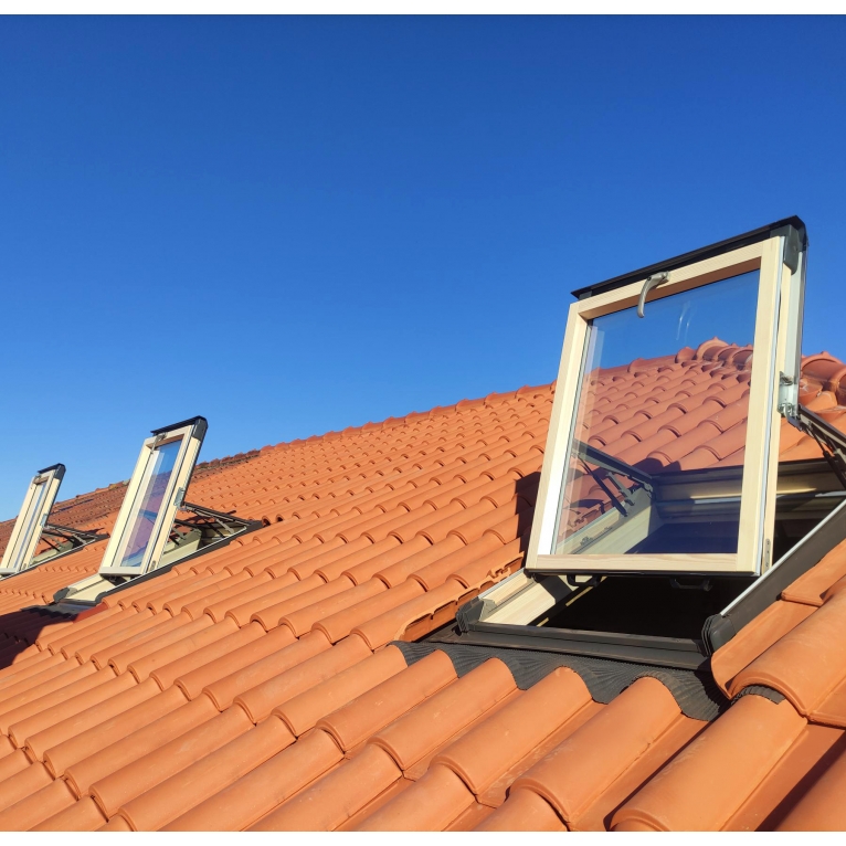 Janela Sótão Projetante em Madeira com abertura Manual