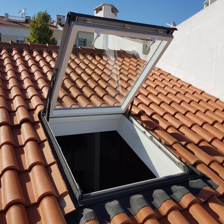 Janela Sótão Projetante em PVC com Abertura Manual